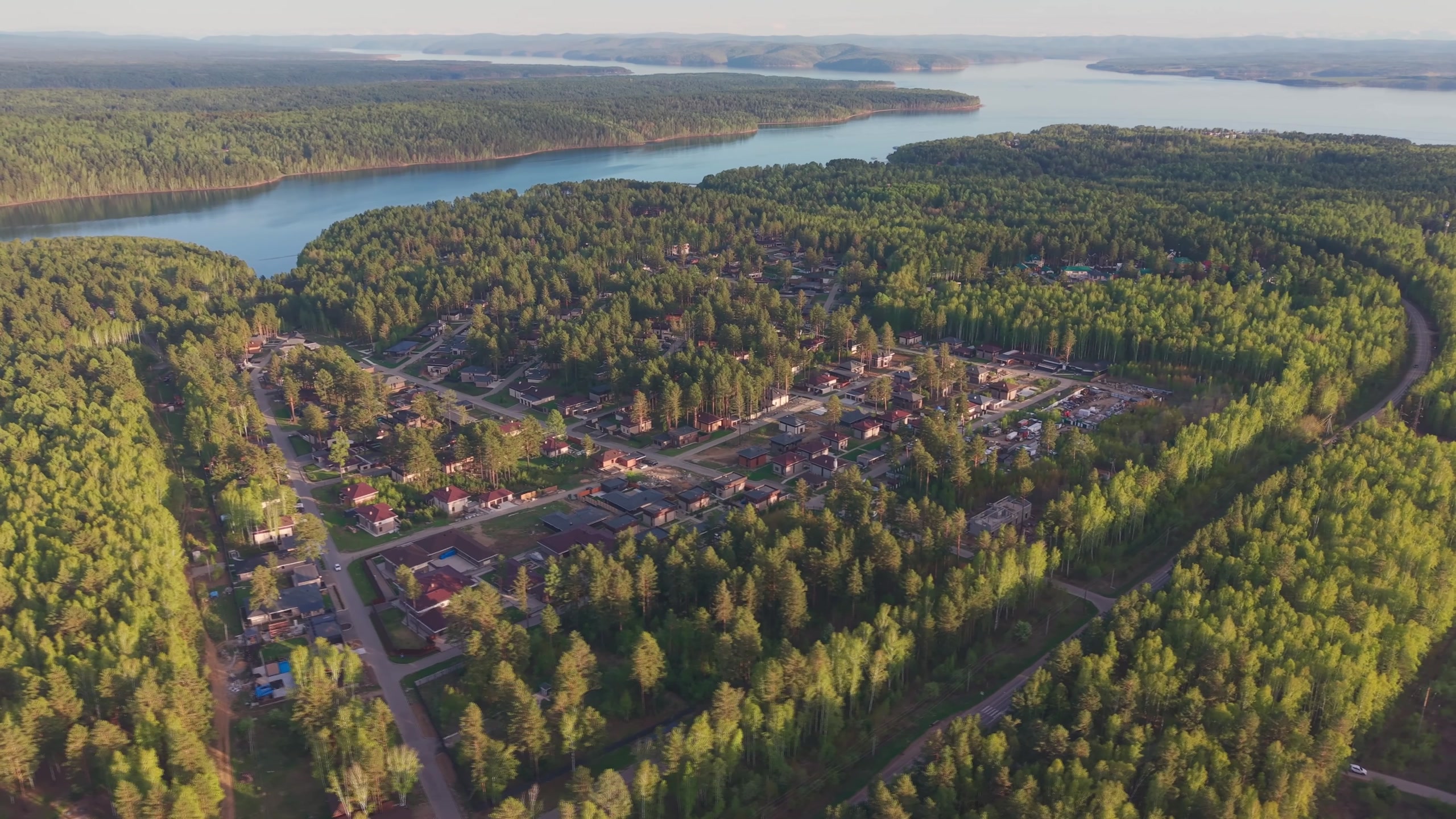 Посёлок Patroni Park с воздуха: лес и залив